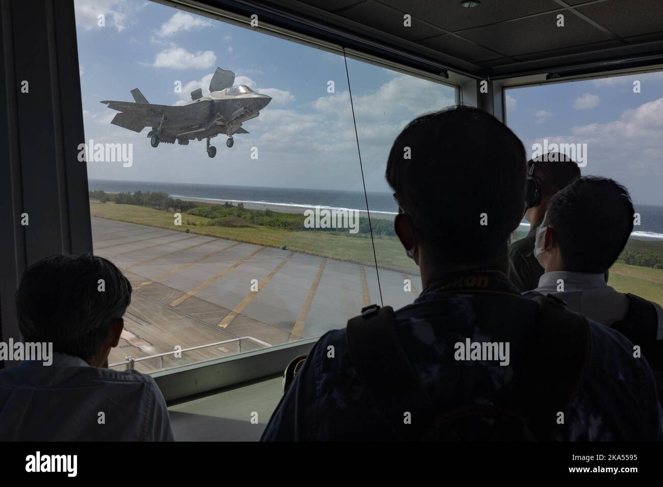 I Marines degli Stati Uniti con la III forza di spedizione marina, i membri della forza di autodifesa di terra del Giappone ed i rappresentanti di mezzi di comunicazione di Okinawan osservano le operazioni di volo a cioè Shima, Okinawa, Giappone, 24 ottobre 2022. III MEF ha ospitato un seminario sui media per i rappresentanti dei media di Okinawan per fornire una migliore comprensione di ciò che il III MEF fa al fine di migliorare le relazioni con la loro nazione ospitante. I rappresentanti dei media hanno avuto l'opportunità di volare su aerei militari, osservare le gamme di fuoco dal vivo e visitare il Jungle Warfare Training Center. (STATI UNITI Corpo marino foto di Lance CPL. Tyler Andrews) Foto Stock I Marines degli Stati Uniti con la III forza di spedizione marina, i membri della forza di autodifesa di terra del Giappone ed i rappresentanti di mezzi di comunicazione di Okinawan osservano le operazioni di volo a cioè Shima, Okinawa, Giappone, 24 ottobre 2022. III MEF ha ospitato un seminario sui media per i rappresentanti dei media di Okinawan per fornire una migliore comprensione di ciò che il III MEF fa al fine di migliorare le relazioni con la loro nazione ospitante. I rappresentanti dei media hanno avuto l'opportunità di volare su aerei militari, osservare le gamme di fuoco dal vivo e visitare il Jungle Warfare Training Center. (STATI UNITI Corpo marino foto di Lance CPL. Tyler Andrews) Foto Stock