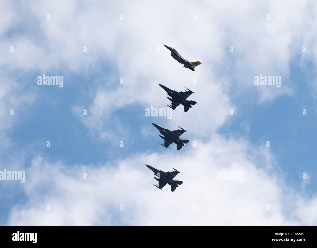 L'US Air Force 79th Fighter Squadron (FS) si prepara ad atterrare sulla linea di volo alla base dell'aeronautica militare di Shaw, S.C., 27 ottobre 2022. Il 79th FS ha implementato per proiettare l'energia aerea di combattimento e contribuire a stabilizzare l'area di responsabilità del comando centrale degli Stati Uniti. (STATI UNITI Foto Air Force di Airman 1st Class Erin Stanley) Foto Stock