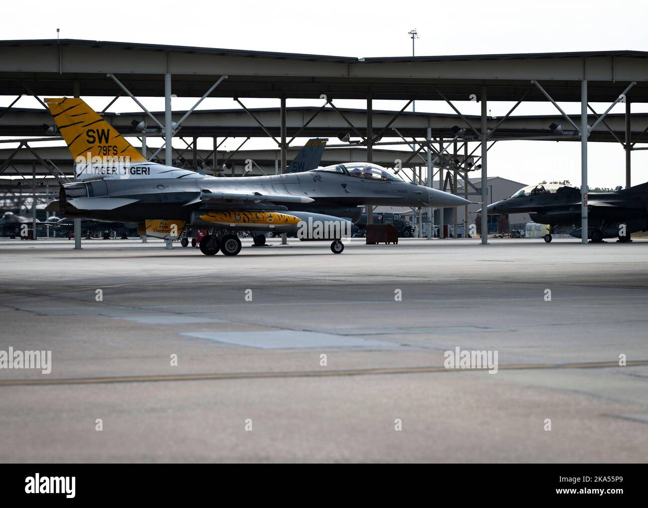 I taxi US Air Force 79th Fighter Squadron (FS) Heritage F-16C Fighting Falcon sulla linea di volo alla base dell'aeronautica militare di Shaw, S.C., 27 ottobre 2022. Il 79th FS ha implementato per proiettare l'energia aerea di combattimento e contribuire a stabilizzare l'area di responsabilità del comando centrale degli Stati Uniti. (STATI UNITI Foto Air Force di Airman 1st Class Erin Stanley) Foto Stock