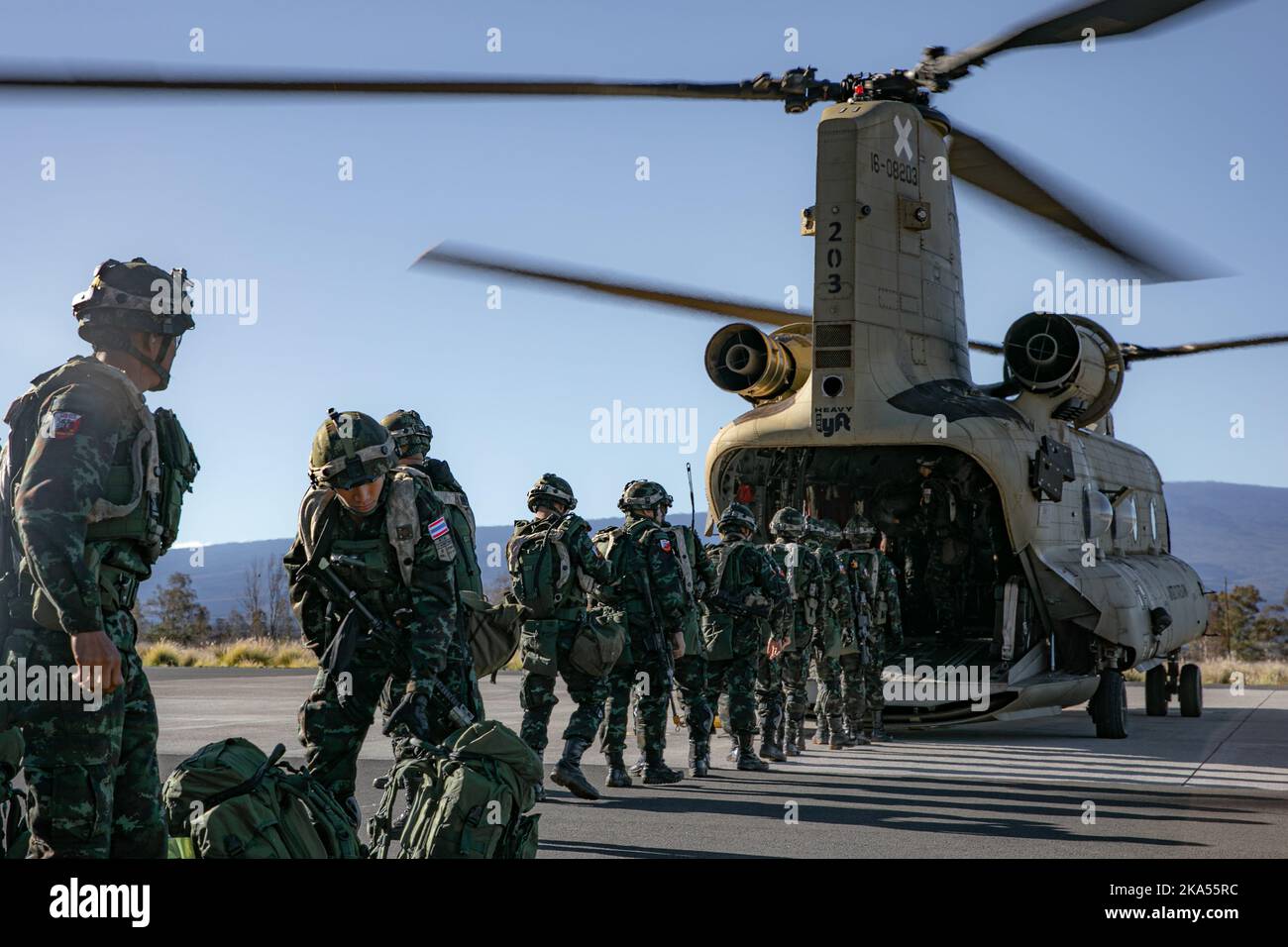 Le forze armate tailandesi reali si allineano per spostare le attrezzature da un elicottero CH-47 Chinook assegnato a 3rd battaglione, 25th reggimento dell'aviazione, 25th Brigata dell'aviazione di combattimento, 25th divisione di fanteria dopo l'atterraggio, durante l'esercizio 23-01 del Joint Pacific Multinational Readiness Center (JPMRC) presso Pohakuloa Training Area, Hawaii, 29 ottobre 2022. Il più antico alleato del trattato americano nel sud-est asiatico è arrivato al PTA per JPMRC, il primo centro di addestramento al combattimento della regione Indo-Pacifico. (STATI UNITI Foto dell'esercito di Sgt. Rachel Christensen/28th distaccamento degli affari pubblici) Foto Stock