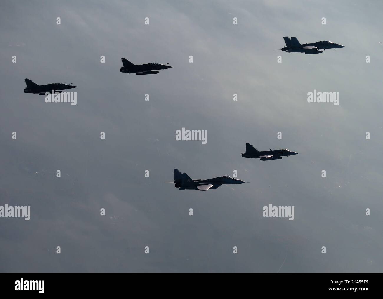 221027-N-N0777-1012 POLONIA (OTT 27, 2022) un F/A-18F Super Hornet, attaccato allo Strike Fighter Squadron (VFA) 103, di fronte, vola in formazione con, da sinistra, due aerei Mirage francesi, un MIG-29 polacco, ed un J-39 svedese durante l'attività di vigilanza guidata dalla NATO Neptune Strike 22,2 (NEST 22,2), 27 ottobre 2022. NEST 22,2 è la naturale evoluzione della capacità della NATO di integrare le capacità di guerra marittima di alto livello di un gruppo di sciopero del vettore per sostenere la difesa dell'alleanza in Europa. (STATI UNITI Foto di cortesia Navy) Foto Stock