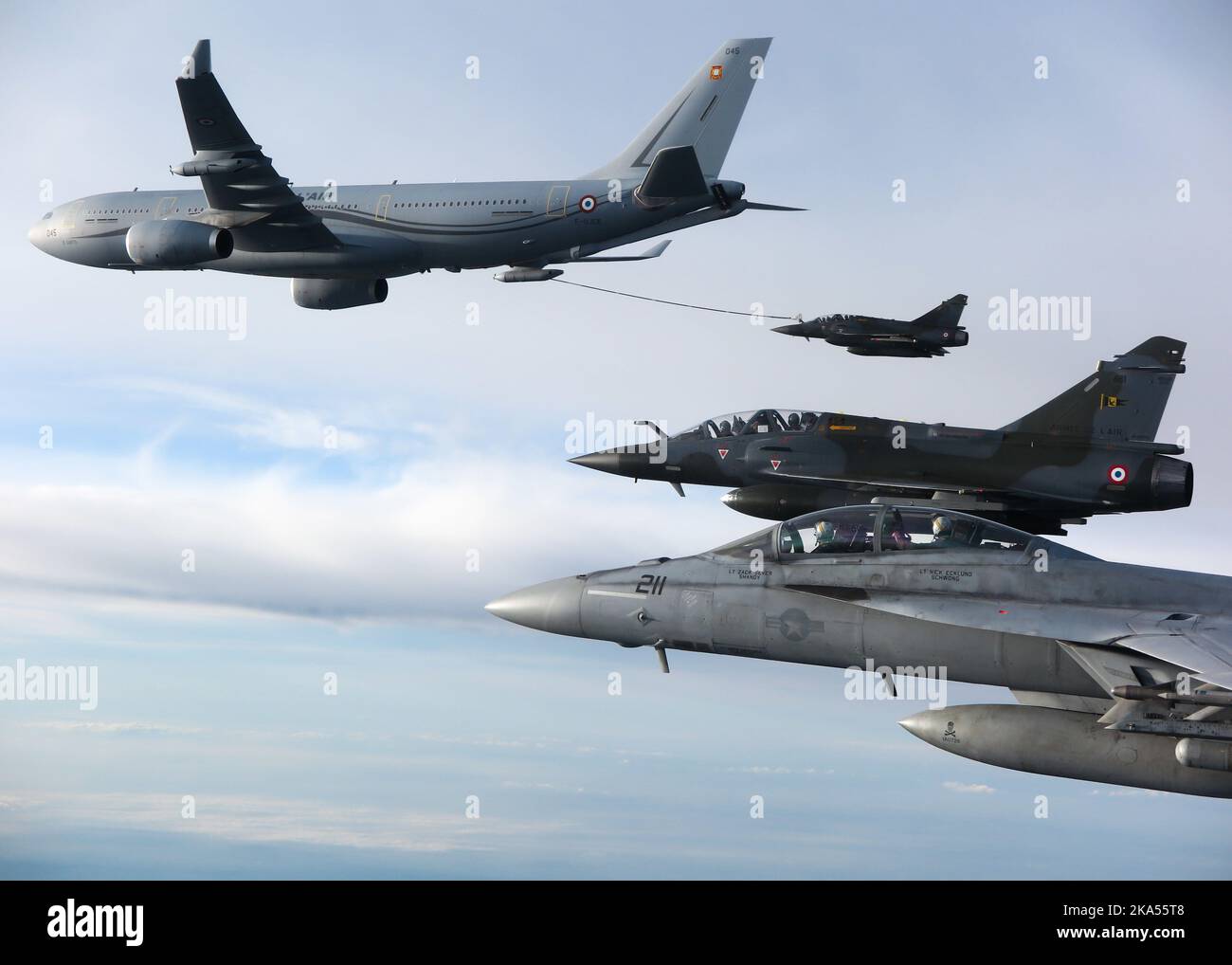 221027-N-N0777-1019 POLONIA (OTT 27, 2022) un F/A-18F Super Hornet, attaccato allo Strike Fighter Squadron (VFA) 103, vola accanto a due aerei Mirage francesi, mentre si preparano a ricevere carburante da una petroliera Francese A-330, attaccata allo Multi-National Tanking Squadron, durante l'attività di vigilanza guidata dalla NATO Neptune Strike 22,2 (NEST 22,2), 27 ottobre 2022. NEST 22,2 è la naturale evoluzione della capacità della NATO di integrare le capacità di guerra marittima di alto livello di un gruppo di sciopero del vettore per sostenere la difesa dell'alleanza in Europa. (STATI UNITI Foto di cortesia Navy) Foto Stock