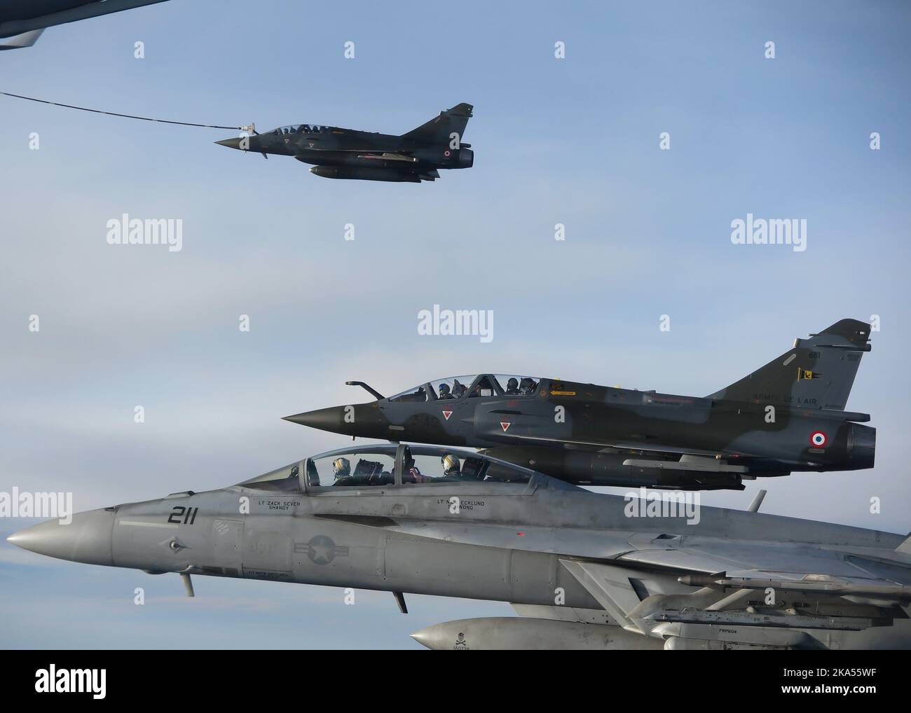 221027-N-N0777-1015 POLONIA (OTT 27, 2022) un F/A-18F Super Hornet, attaccato allo Strike Fighter Squadron (VFA) 103, vola accanto a due aerei Mirage francesi mentre si preparano a ricevere carburante durante l'attività di vigilanza guidata dalla NATO Neptune Strike 22,2 (NEST 22,2), 27 ottobre 2022. NEST 22,2 è la naturale evoluzione della capacità della NATO di integrare le capacità di guerra marittima di alto livello di un gruppo di sciopero del vettore per sostenere la difesa dell'alleanza in Europa. (STATI UNITI Foto di cortesia Navy) Foto Stock