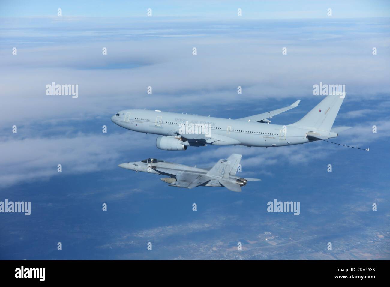 221028-N-N0777-1008 POLONIA (OTT 28, 2022) un Super Hornet F/A-18E, attaccato allo Strike Fighter Squadron (VFA) 136, vola accanto ad una petroliera britannica A-330, attaccata allo Multi-National Multi-Role Tanking Squadron, dopo l'addestramento di sciopero durante l'attività di vigilanza guidata dalla NATO Neptune Strike 22,2 (NEST 22,2), 28 ottobre 2022. NEST 22,2 è la naturale evoluzione della capacità della NATO di integrare le capacità di guerra marittima di alto livello di un gruppo di sciopero del vettore per sostenere la difesa dell'alleanza in Europa. (STATI UNITI Foto di cortesia Navy) Foto Stock