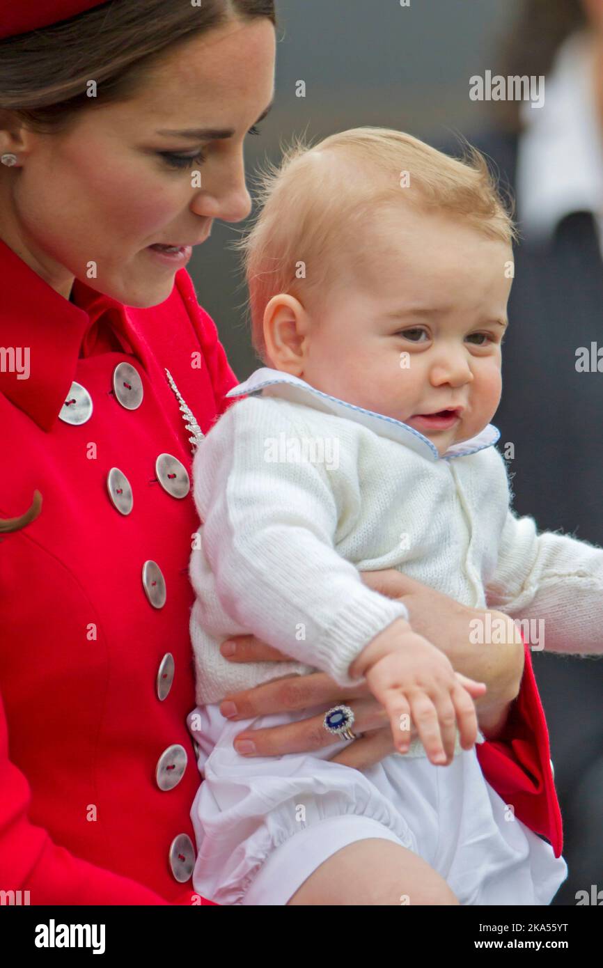 La Duchessa di Cambridge con il Principe George arriva al Wellington Military Terminal, Wellington, Nuova Zelanda, lunedì 07 aprile, 2014. Foto Stock