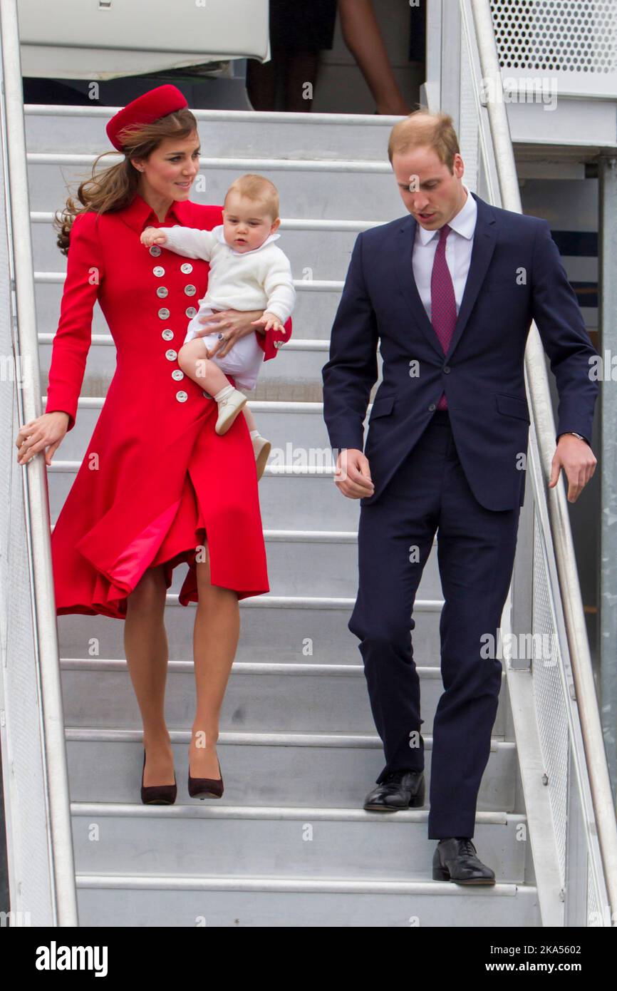 Il Principe britannico William e Catherine, Duchessa di Cambridge con il Principe George arrivano per la loro visita in Nuova Zelanda all'Aeroporto Internazionale, noi Foto Stock