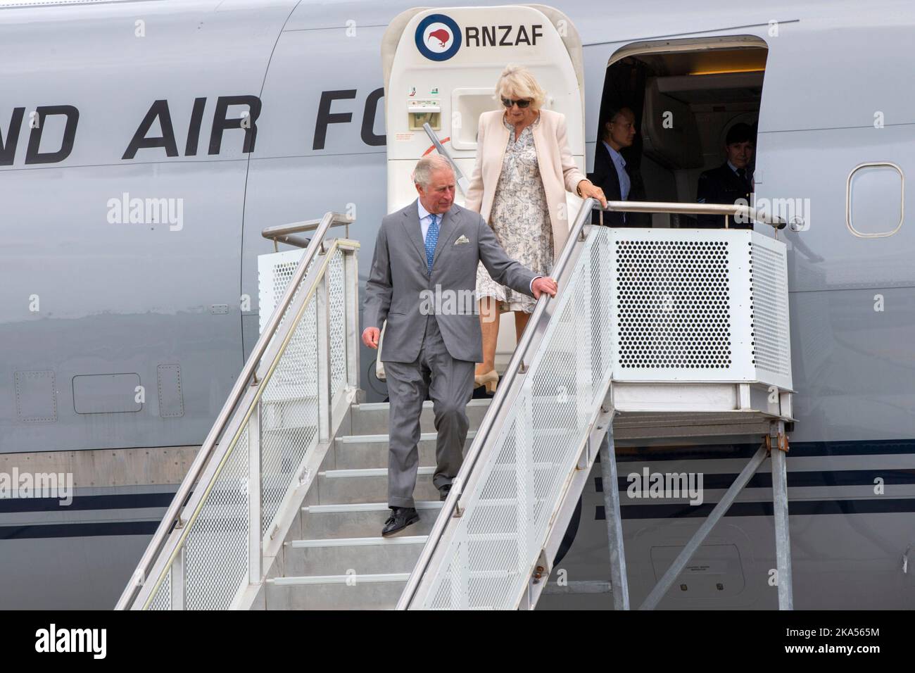 Il Principe Carlo e Camilla, Duchessa di Cornovaglia, arrivano alla base RNZAF Auckland a Whenuapai per la loro visita reale in Nuova Zelanda ad Auckland, Foto Stock