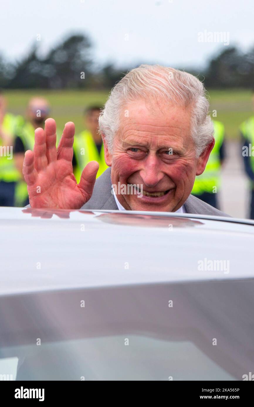 Il principe Carlo si fa un'onda ai media mentre lui e Camilla, duchessa di Cornovaglia, arrivano alla base RNZAF Auckland a Whenuapai per la loro visita reale in Nuova Zelanda Foto Stock