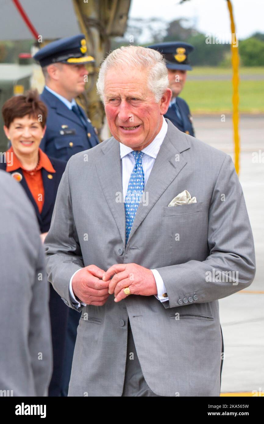 Il principe Carlo cammina verso la sua auto mentre lui e Camilla, duchessa di Cornovaglia arrivano alla base RNZAF Auckland a Whenuapai per la loro visita reale in Nuova Zelanda Foto Stock
