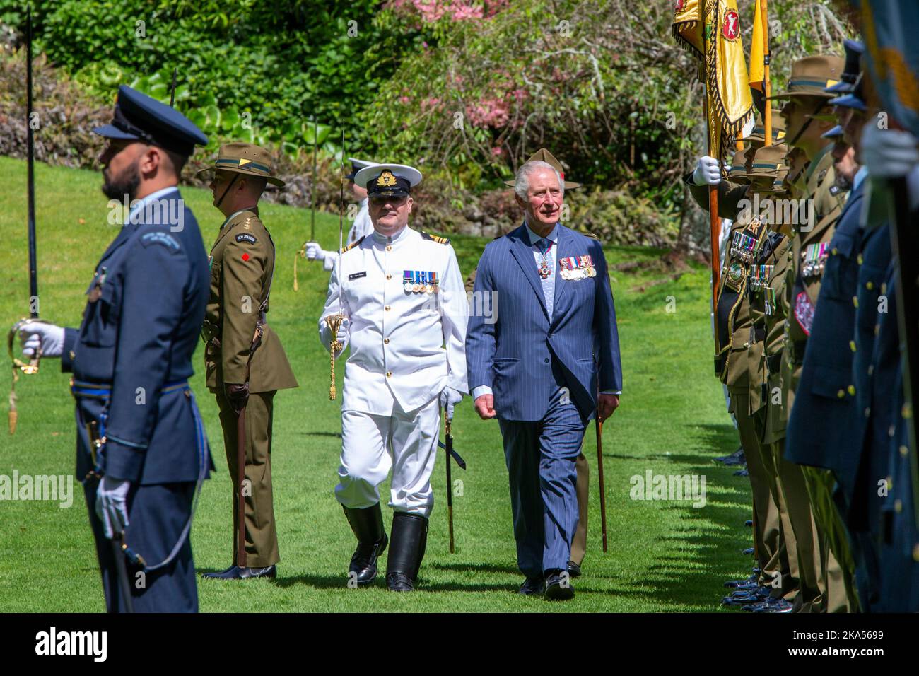 Il principe Carlo ispeziona la guardia mentre lui e Camilla, Duchessa di Cornovaglia, partecipano ad una cerimonia ufficiale di benvenuto alla Casa del Governo Foto Stock