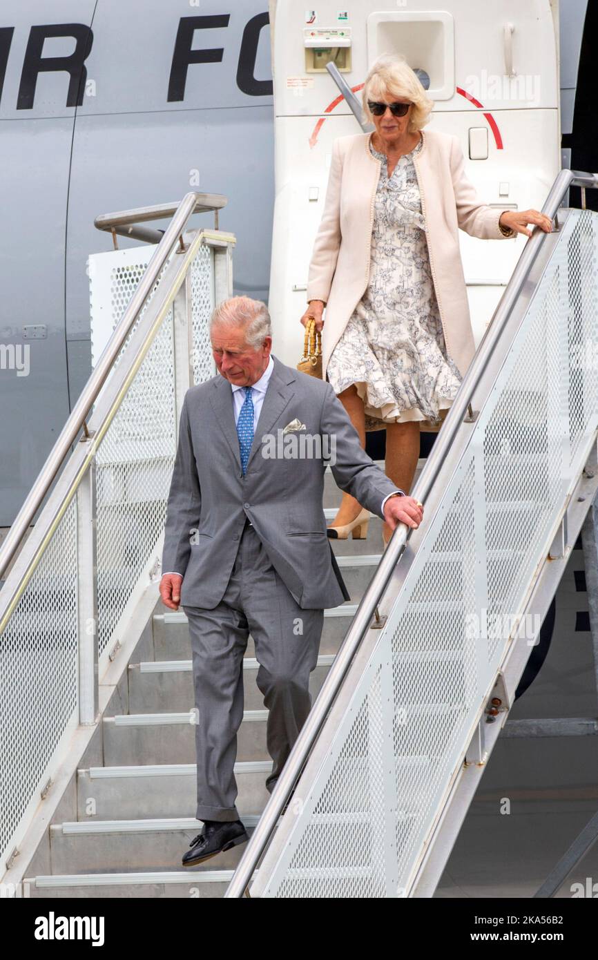 Il Principe Carlo e Camilla, Duchessa di Cornovaglia, arrivano alla base RNZAF Auckland a Whenuapai per la loro visita reale in Nuova Zelanda ad Auckland, Foto Stock