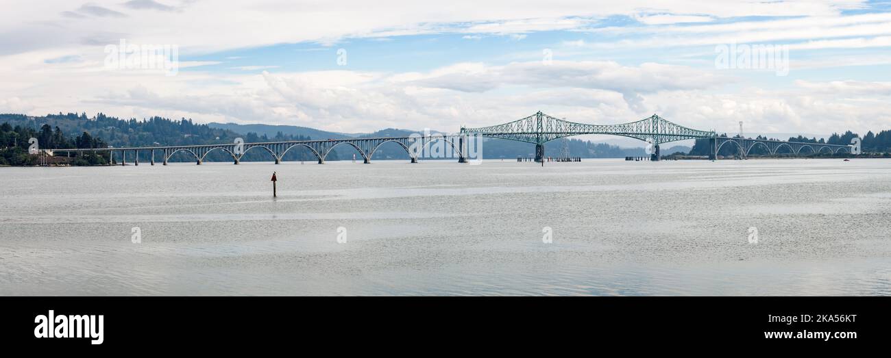 North Bend, OR, USA - 18 settembre 2022; panorama a tutta larghezza del McCullogh Memorial Bridge a North Bend, Oregon Foto Stock