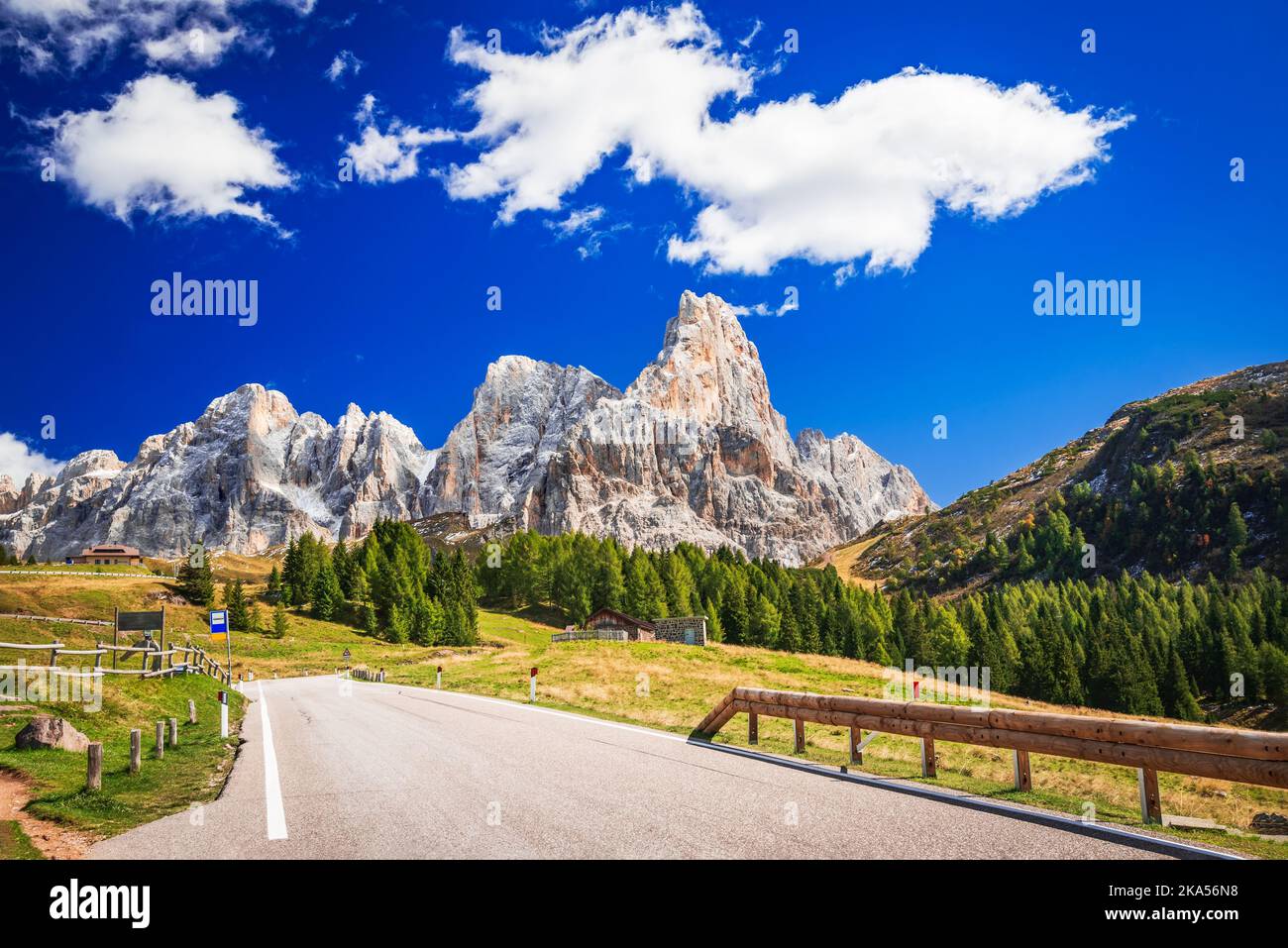 Passo Rolle, Italia. Paesaggi autunnali mozzafiato Alpi dolomitiche, con il monte Cimon della pala (3184 m). Paesaggio di Sudtirolo, Trentino Alto Adige italia Foto Stock