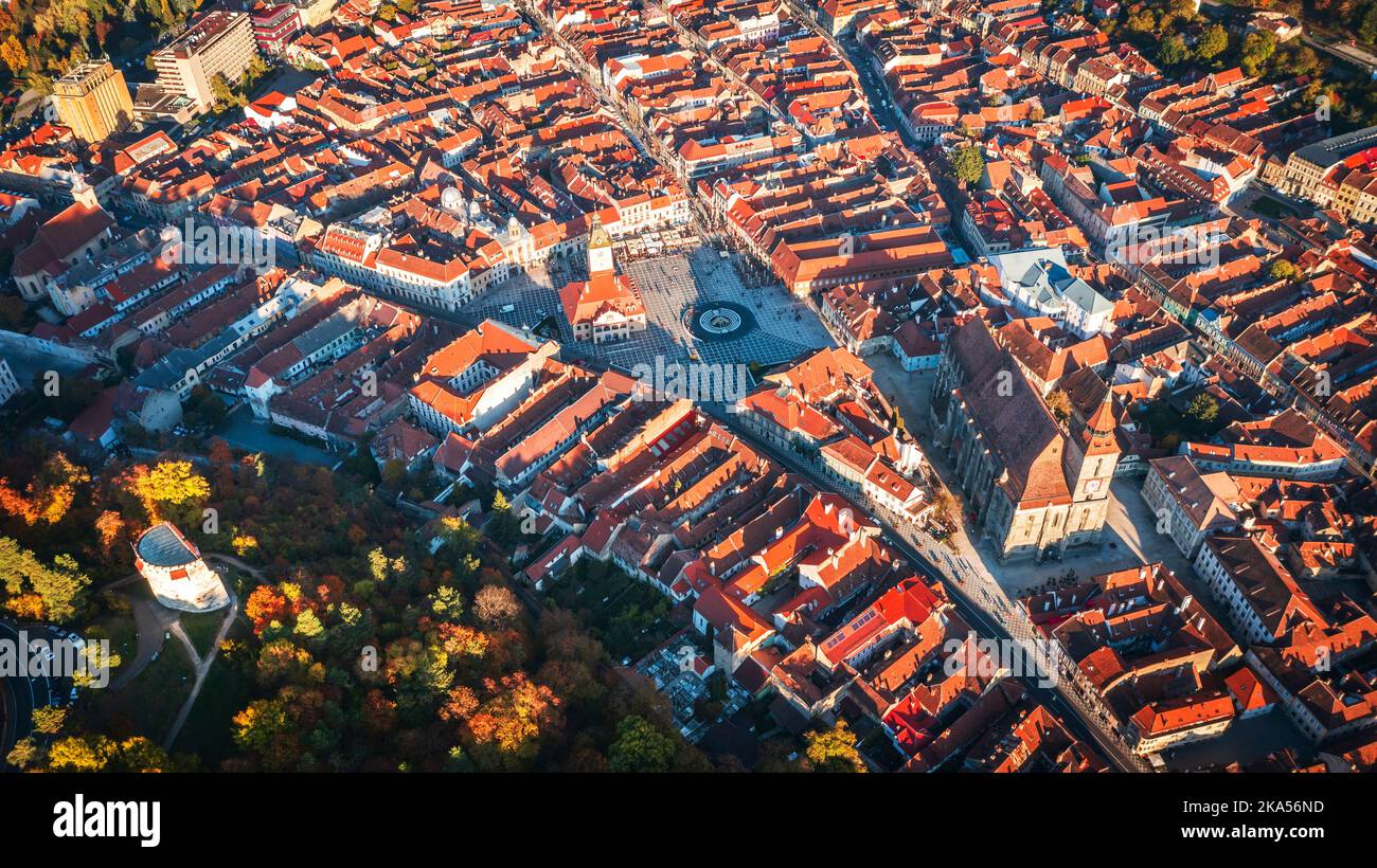 Brasov, Romania - veduta aerea del centro storico, Piazza del Consiglio, Torre di Wthite e Chiesa Nera, paesaggio autunnale in Transilvania. Foto Stock