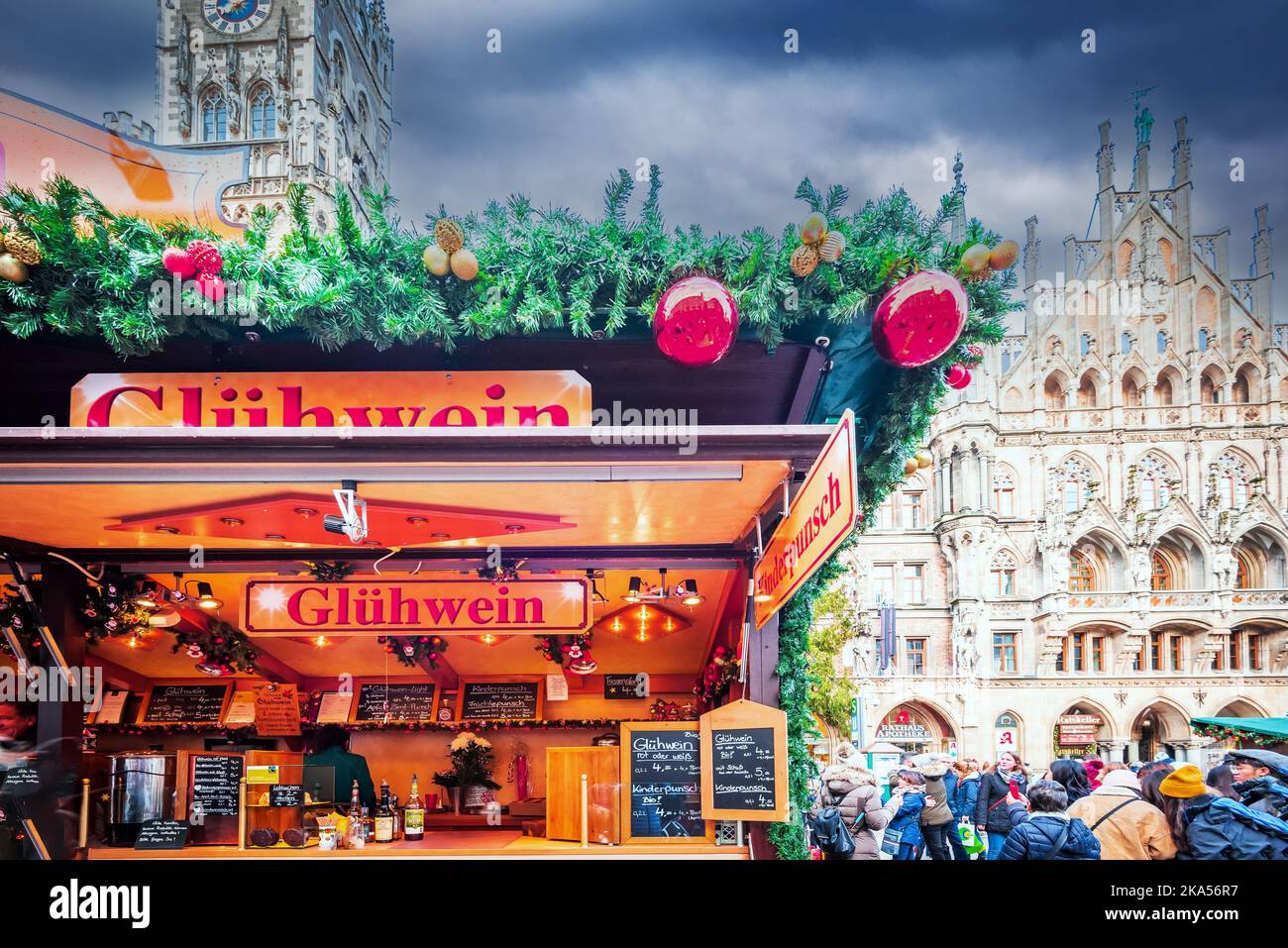 Monaco di Baviera, Germania - 2018 dicembre: Fiera di Natale a Marienplatz, Baviera mercatini di Natale invernali. Foto Stock