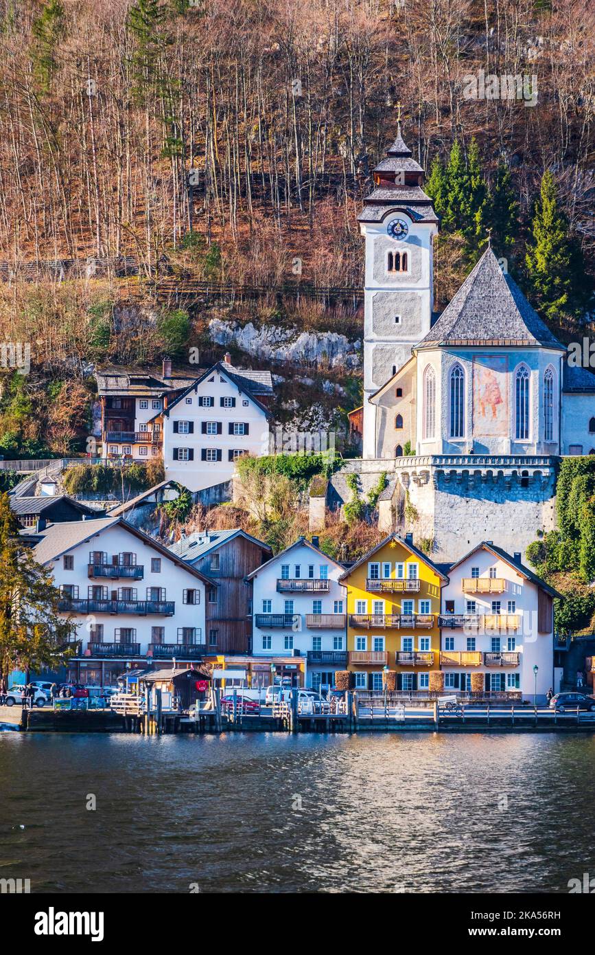 Hallstatt, Austria - Vista da cartolina con il famoso villaggio di montagna delle Alpi nella regione del Salzkammergut, Austria superiore, lago Hallstattersee. Foto Stock