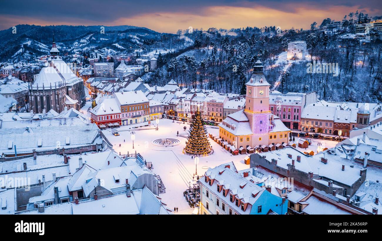 Brasov, Romania. Inverno Natale vista aerea di Piazza del Consiglio e albero di Natale, punto di riferimento della Transilvania, Europa orientale Foto Stock