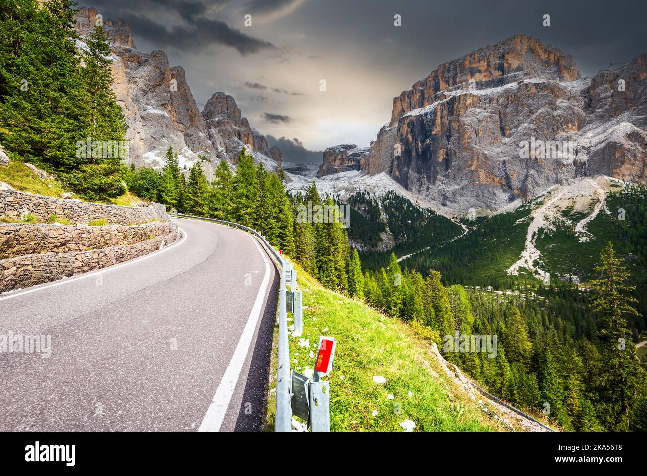 Passo del Sella, Italia. Paesaggi mozzafiato Alpi dolomitiche, con il monte Sass Pordoi (2950 m di altezza), paesaggio di Sudtirol, Trentino Alto Adige regione italiana Foto Stock