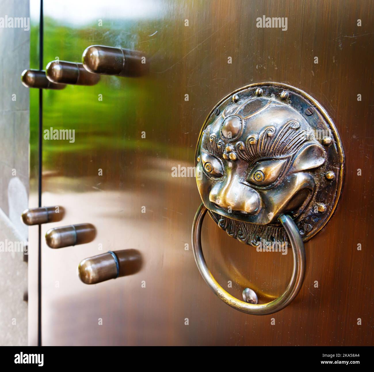 Cinese di architettura classica respingente, statue di animali con colori intermedi. Foto Stock