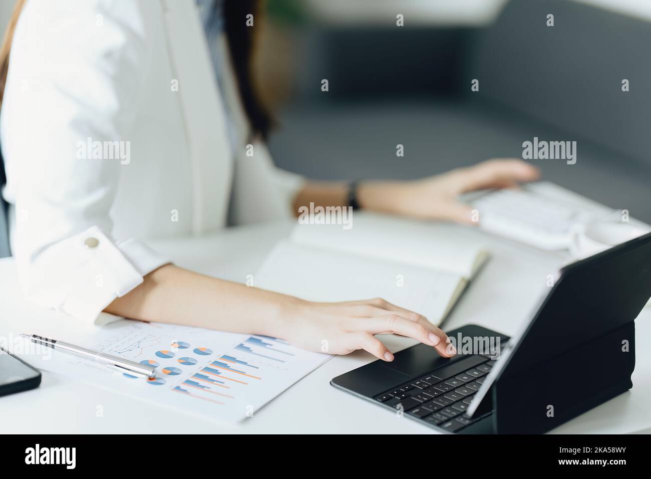 Imprenditore asiatico o imprenditore che utilizza Tablet computer, calcolatrice del budget e ufficio marketing planner Foto Stock