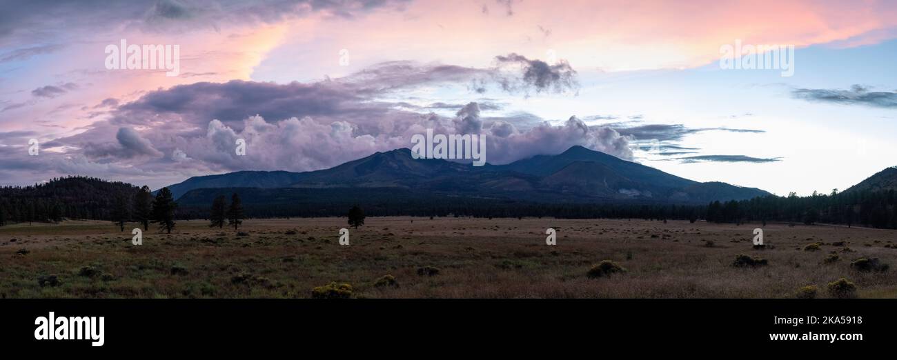 Una vista panoramica del tramonto sulle montagne vicino a Flagstaff, Arizona Foto Stock