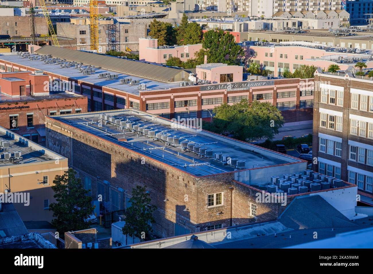 NEW ORLEANS, LA, USA - 25 OTTOBRE 2022: Paesaggio urbano del quartiere dei magazzini con numerose unità di aria condizionata sui tetti Foto Stock