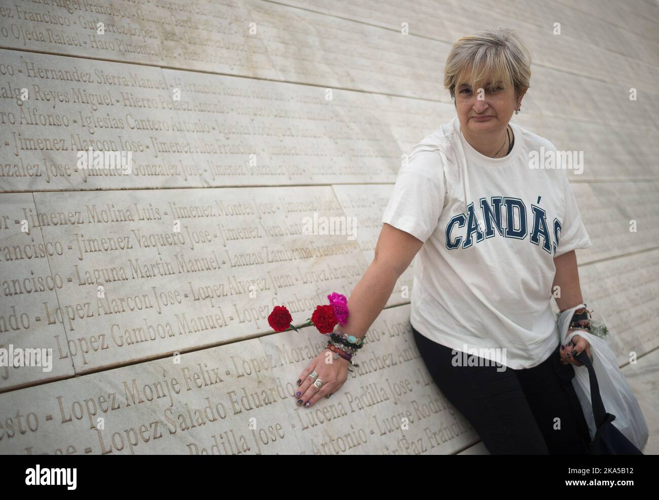 Malaga, Spagna. 31st Ott 2022. Una donna vista toccare il nome del suo parente scritto sulla facciata di un mausoleo nel cimitero di San Rafael, in vista di tutto il giorno del Santo. L'Associazione per il recupero della memoria storica (ARMH) di Malaga organizza ogni anno un tributo in memoria dei loro parenti repubblicani che sono stati uccisi durante la guerra civile dalle forze del dittatore spagnolo Francisco Franco. Credit: SOPA Images Limited/Alamy Live News Foto Stock