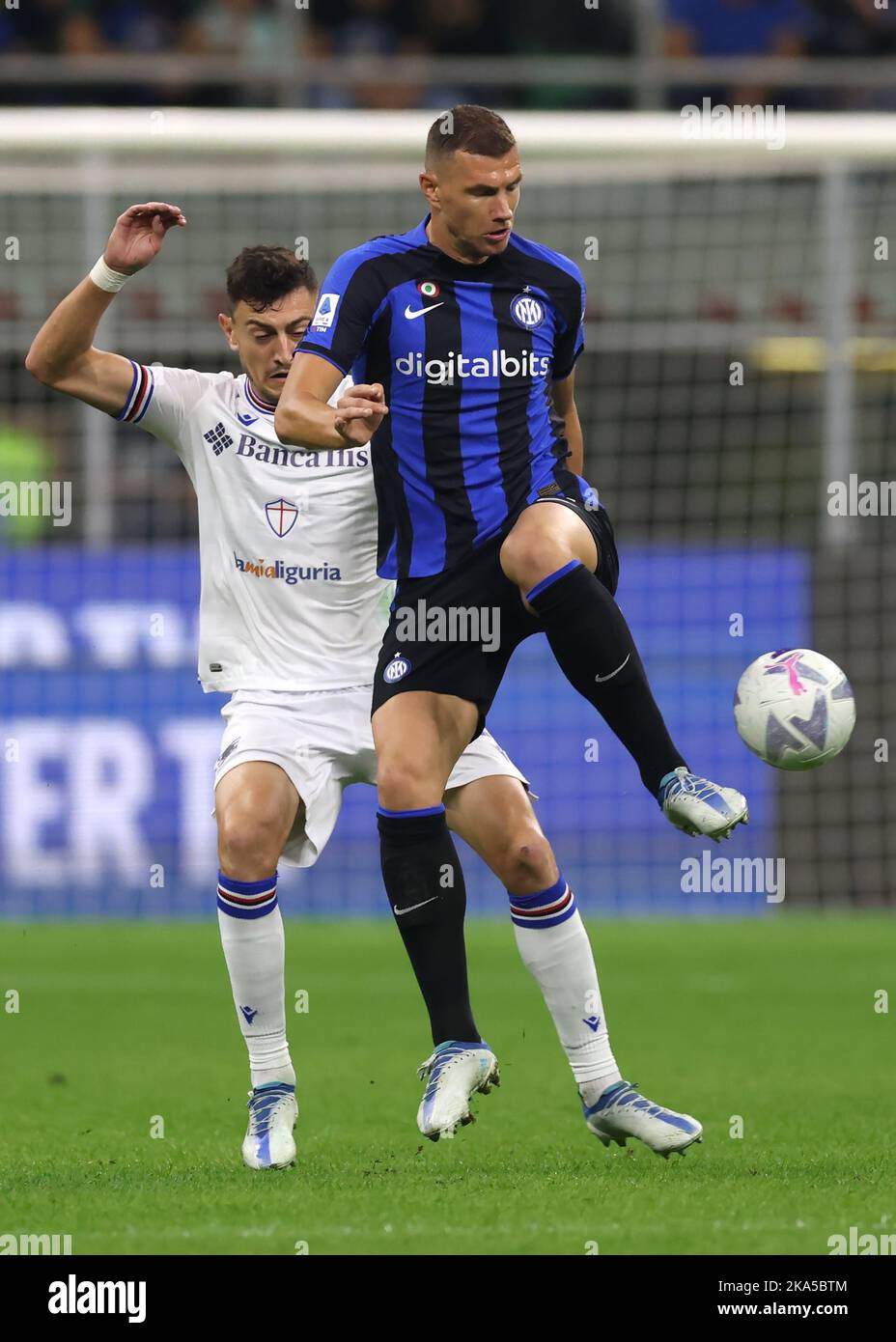 Milano, Italia, 29th ottobre 2022. Edin Dzeko del FC Internazionale controlla la palla sotto pressione da Alex Ferrari di UC Sampdoria durante la Serie A partita a Giuseppe Meazza, Milano. L'immagine di credito dovrebbe essere: Jonathan Moskrop / Sportimage Foto Stock