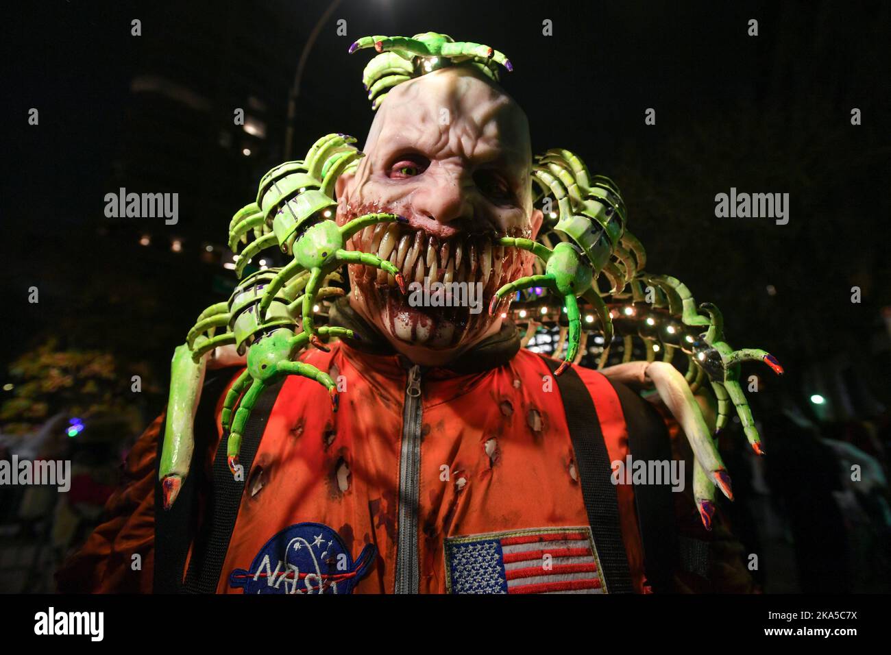 Le persone vestite in costume partecipano alla 49th Annual Village Halloween Parade di New York il 31 ottobre 2022 a New York. Foto Stock