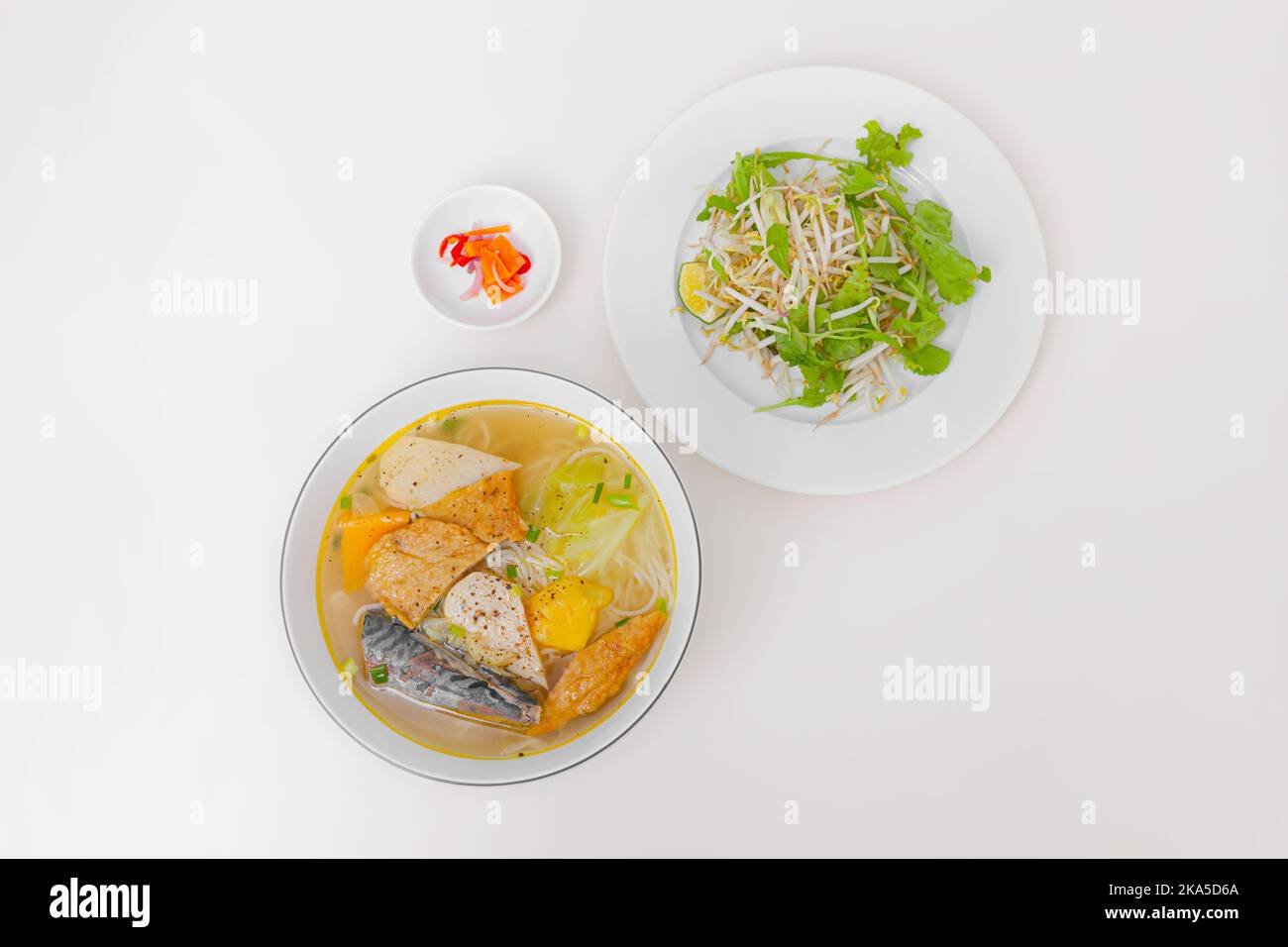 Bun ca da Nang, tagliatelle di riso vietnamita e pesce tritato alla griglia, cibo vietnamita isolato su sfondo bianco, vista dall'alto Foto Stock