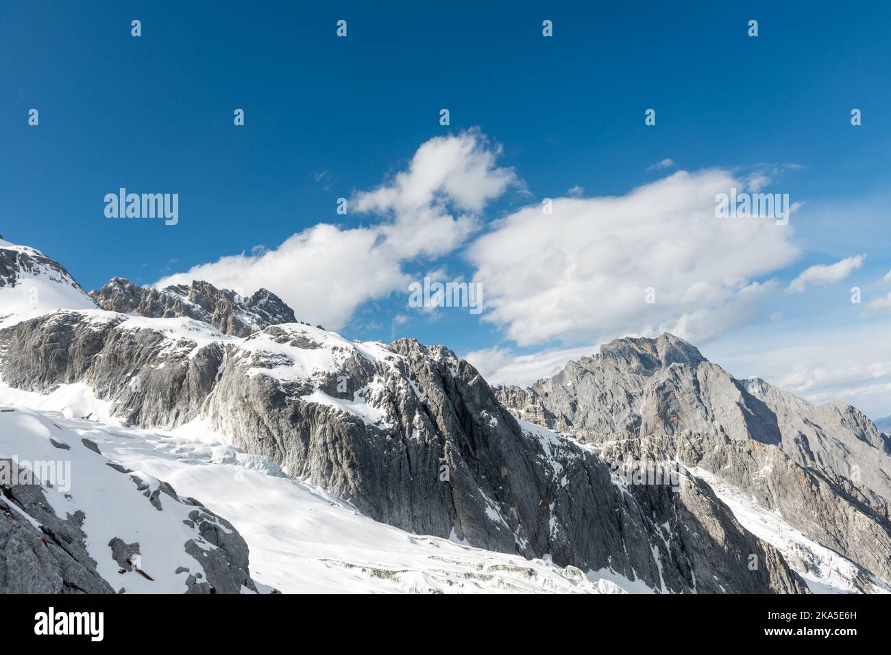 Alte montagne sotto la neve Foto Stock