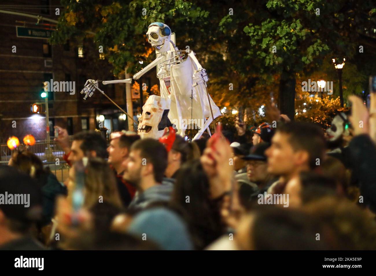 New York City, US, 31/10/2022, i festaioli partecipano alla 2022 Village Halloween Parade il 31 ottobre 2022 a New York City. Credit: Brazil Photo Press/Alamy Live News Foto Stock