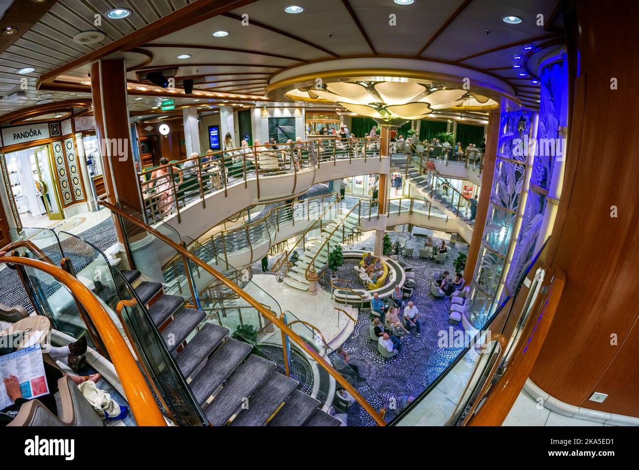 Vista ad ampio angolo della lobby principale della nave da crociera. Foto Stock