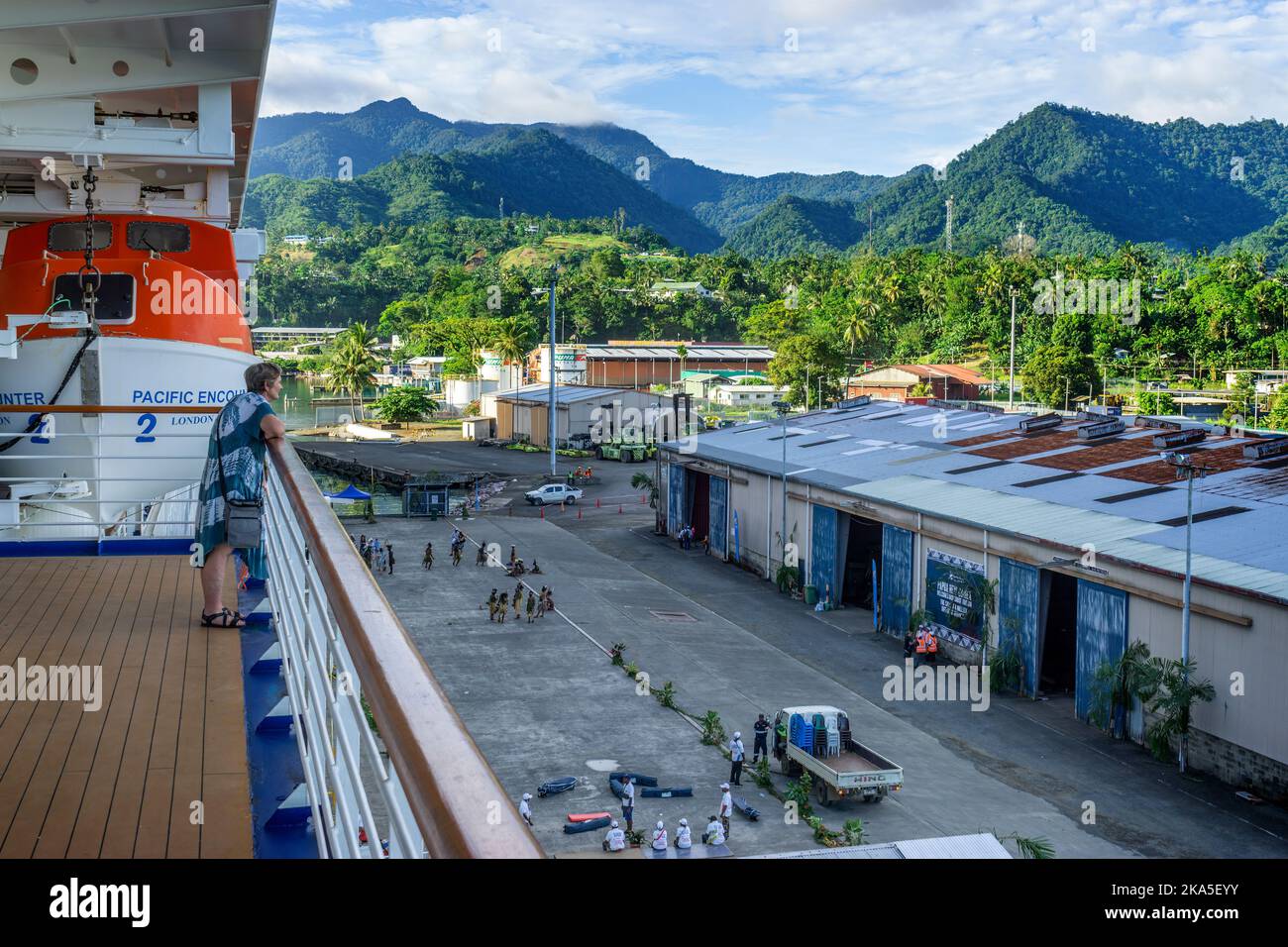 Molo Alotau con comune in background, provincia di Milne Bay, Papua Nuova Guinea Foto Stock