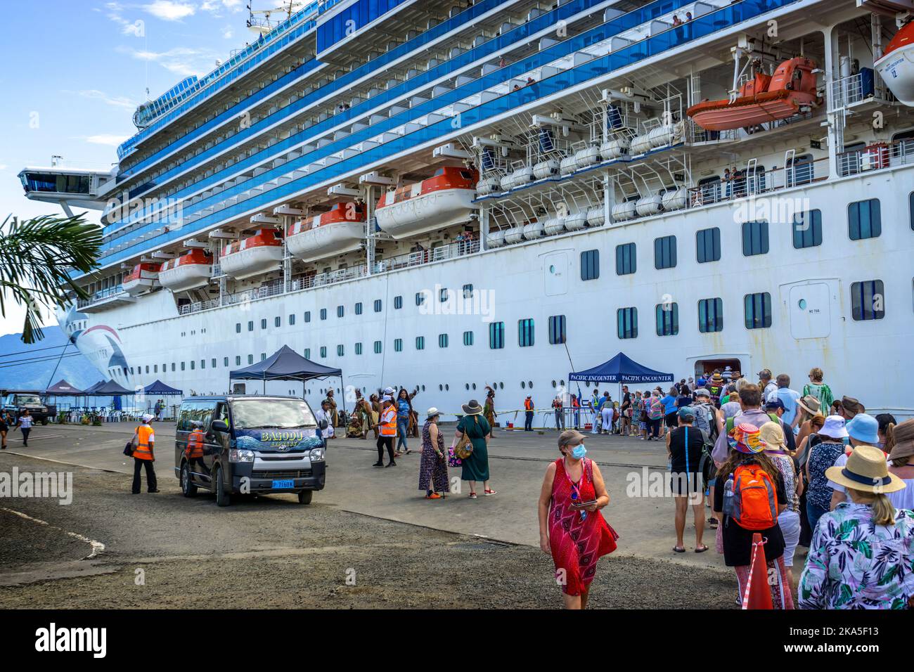 Passeggeri che imbarcano e sbarcano dalla nave da crociera, Alotau, provincia di Milne Bay, Papua Nuova Guinea Foto Stock