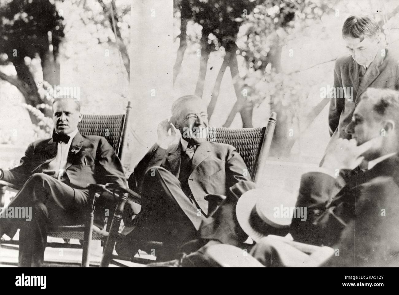 Una foto del 1919 del presidente Woodrow Wilson sedette con un giovane Franklin Roosevelt che era allora Segretario aggiunto della Marina. Foto Stock