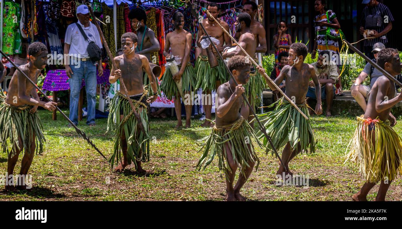 Ballerini indigeni in costume tradizionale che si esibiscono per turisti al Festival Culturale Alotau, Alotau , Provincia di Milne Bay, Papua Nuova Guinea Foto Stock