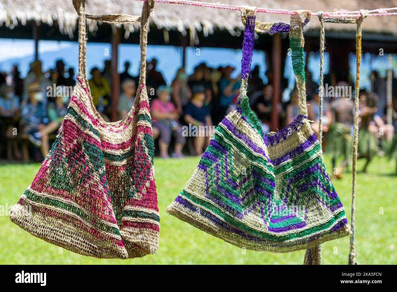 Due borse Bilum in mostra al Festival Culturale Alotau, Alotau, Milne Bay, Papua Nuova Guinea Foto Stock
