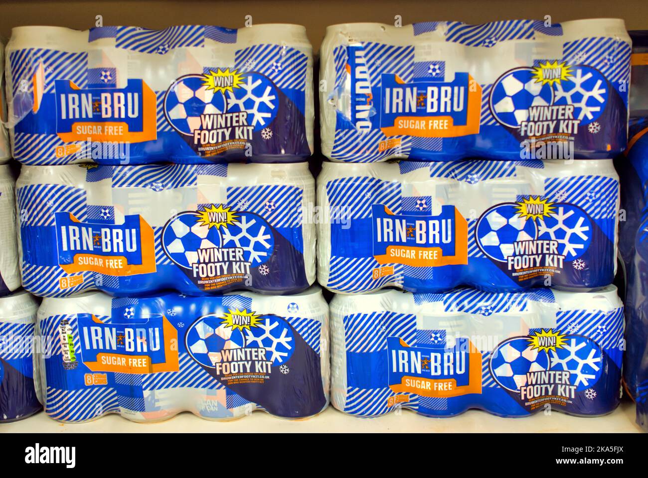lattine irn birra di ferro bru supermercato impilato Foto Stock