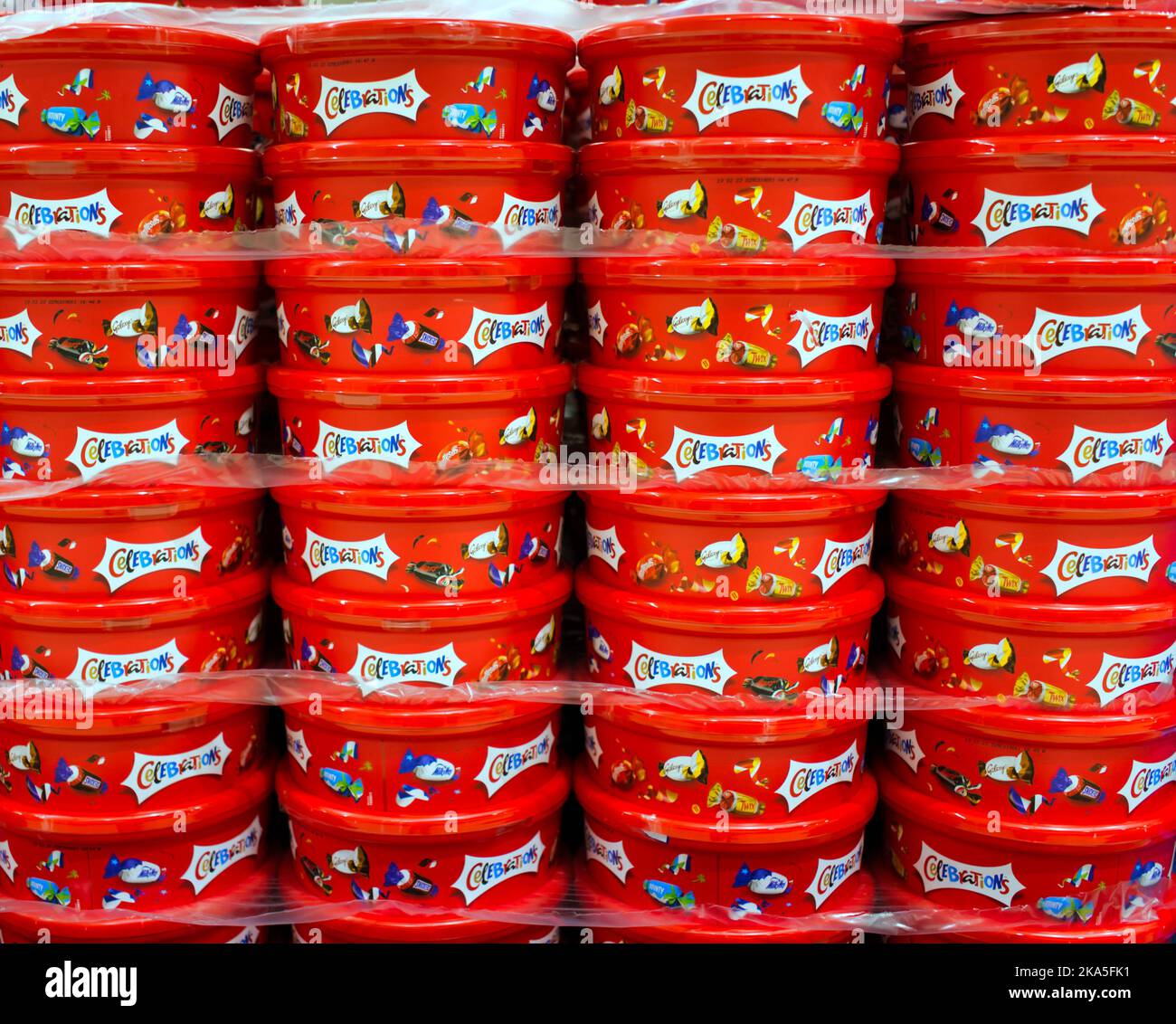 festeggiamenti tins in mucchi supermercato Foto Stock