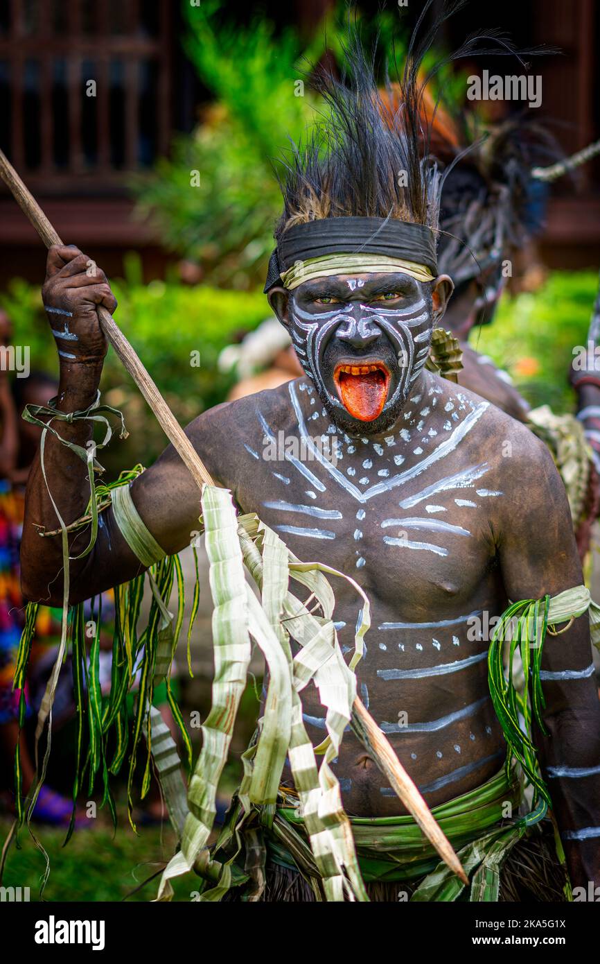 Guerrieri indigeni in costume tradizionale messo in mostra per i turisti, Alotau Cultural Festival, Alotau, Milne Bay Provincia, Papua Nuova Guinea Foto Stock