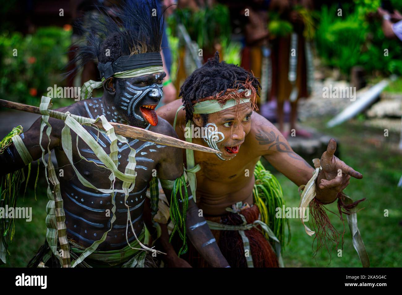 Guerrieri indigeni in costume tradizionale messo in mostra per i turisti, Alotau Cultural Festival, Alotau, Milne Bay Provincia, Papua Nuova Guinea Foto Stock