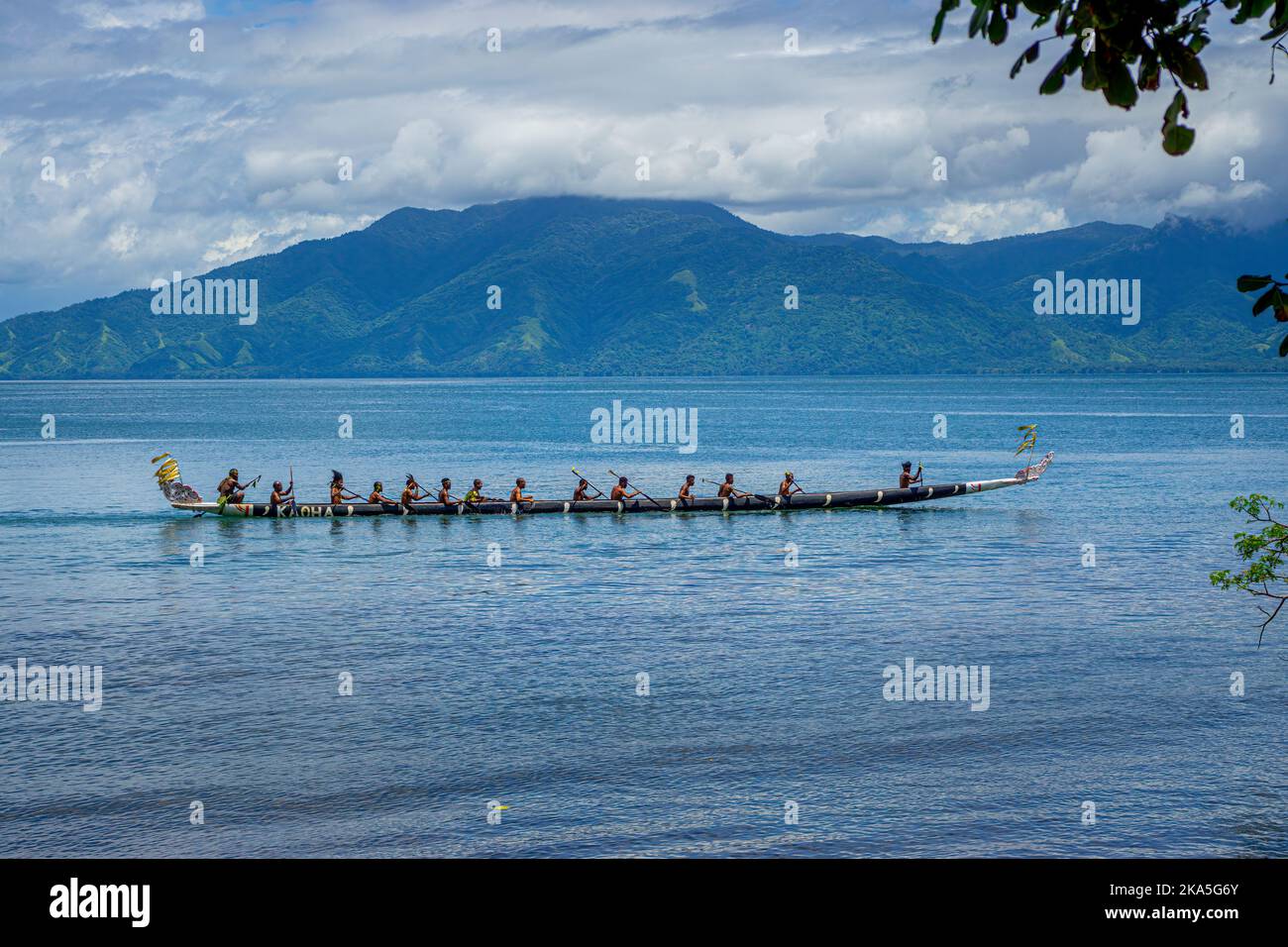 Pagaie indigene in costume tradizionale che mostrano canoe da sgabuzzi, Festival culturale Alotau, Provincia di Milne Bay, Papua Nuova Guinea Foto Stock
