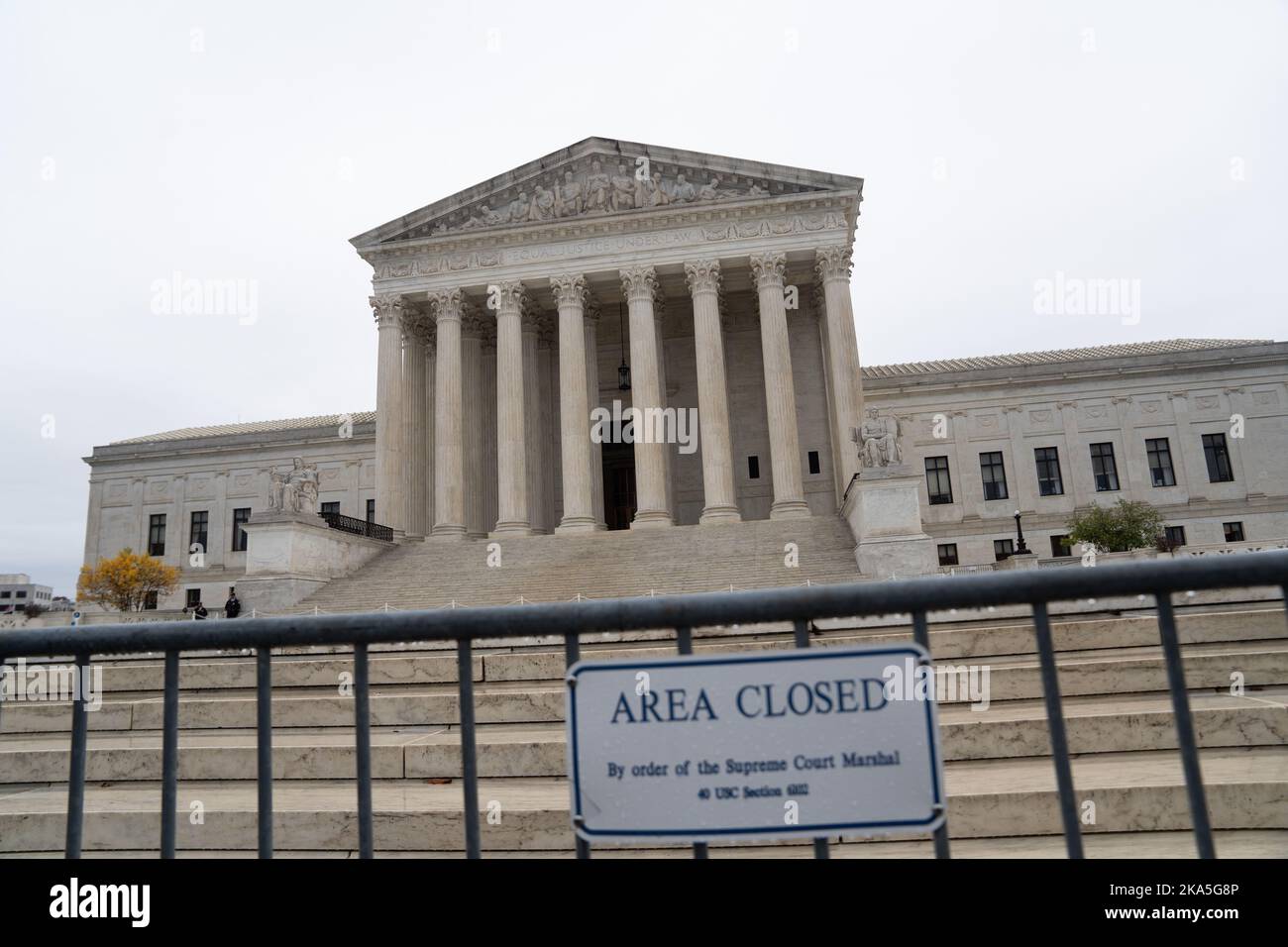 Washington, Stati Uniti. 1st Nov 2022. Questa foto scattata il 31 ottobre 2022 mostra la Corte Suprema degli Stati Uniti a Washington, DC, Stati Uniti. La Corte Suprema degli Stati Uniti ha sentito le argomentazioni sull'uso di azione affermativa nelle ammissioni dell'università il lunedì. Le cause sono state portate avanti da Students for Fair Admissions (SFFA), un gruppo di membri senza scopo di lucro, contro le politiche di ammissione presso l'Università del North Carolina (UNC) e Harvard. Credit: Liu Jie/Xinhua/Alamy Live News Foto Stock