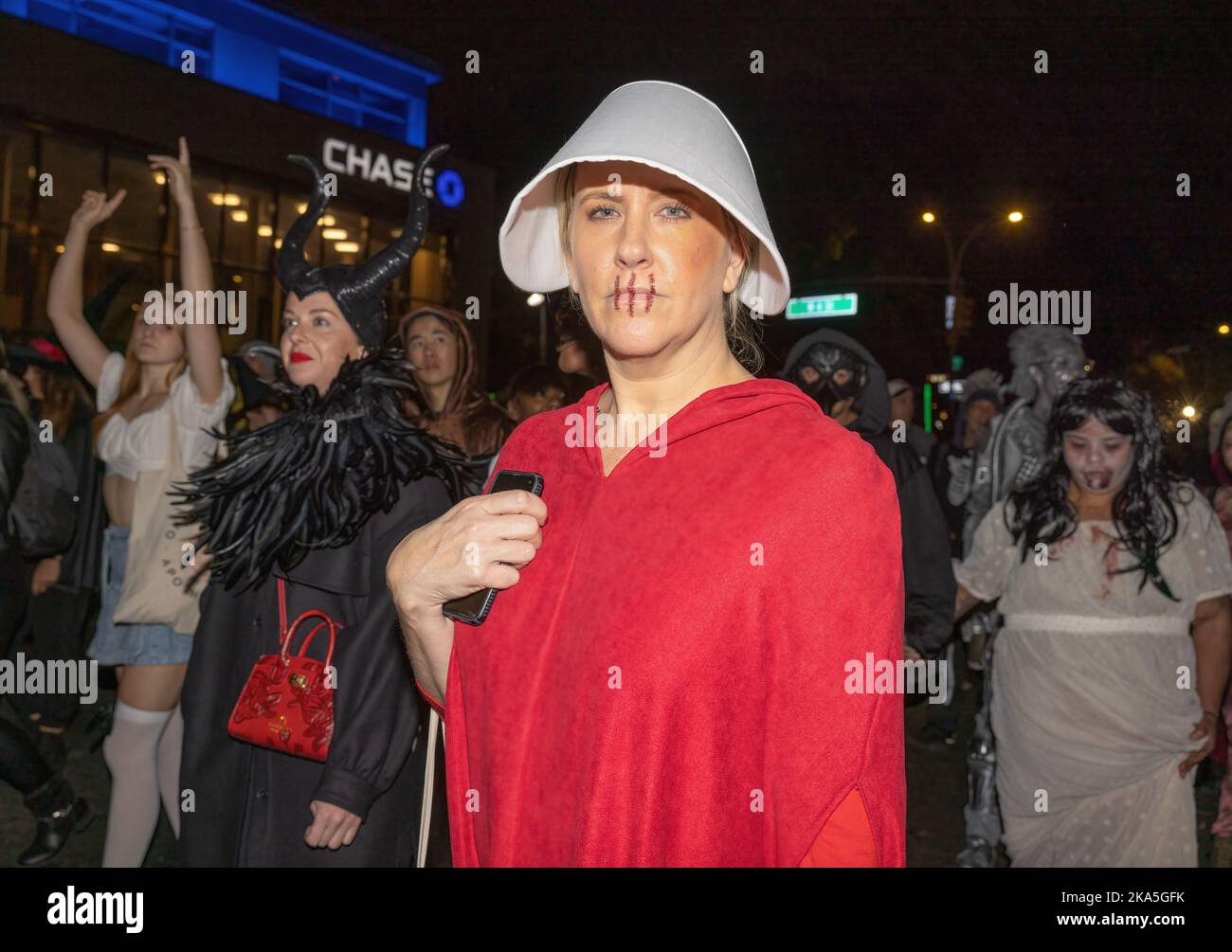 NEW YORK, N.Y. – 31 ottobre 2022: I marchers in costume sono visti alla 49th° edizione della sfilata annuale Village di Halloween. Foto Stock