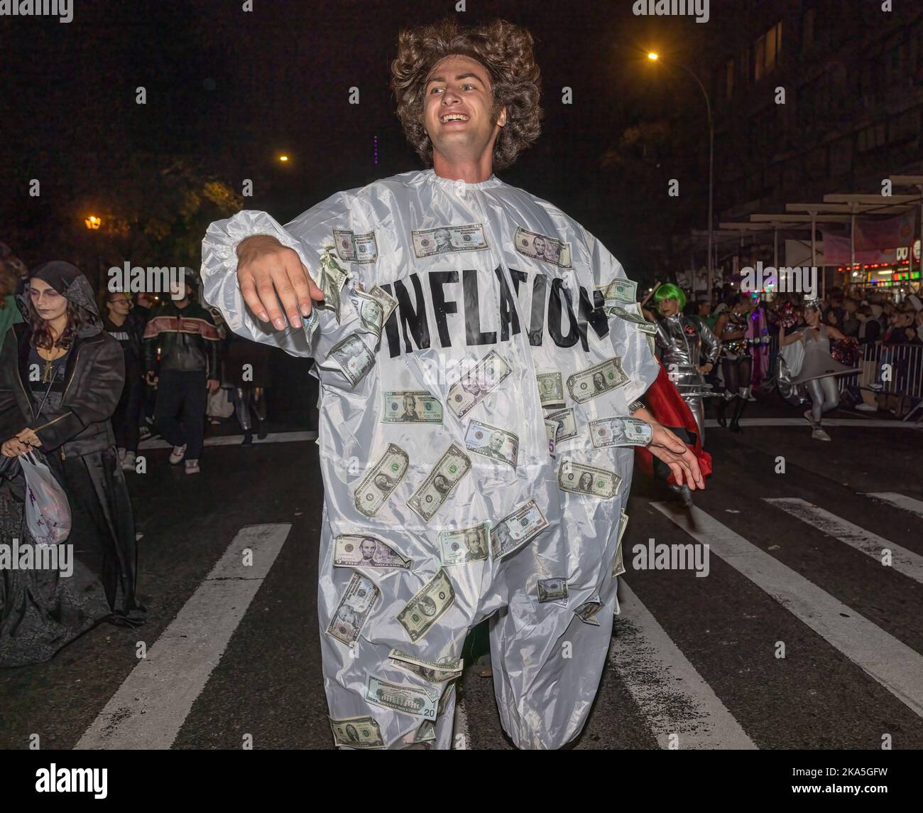 NEW YORK, N.Y. – 31 ottobre 2022: Un festaiolo in costume è visto alla 49th° edizione della sfilata annuale di Halloween Village. Foto Stock