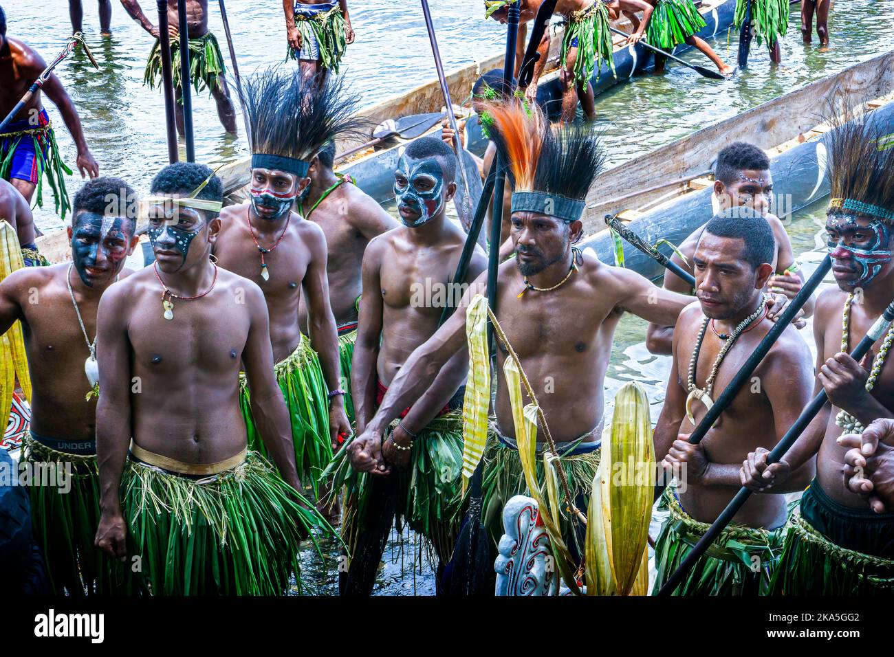 Pagaie indigene in costume tradizionale che mostrano canoe da sgabuzzi, Festival culturale Alotau, Provincia di Milne Bay, Papua Nuova Guinea Foto Stock