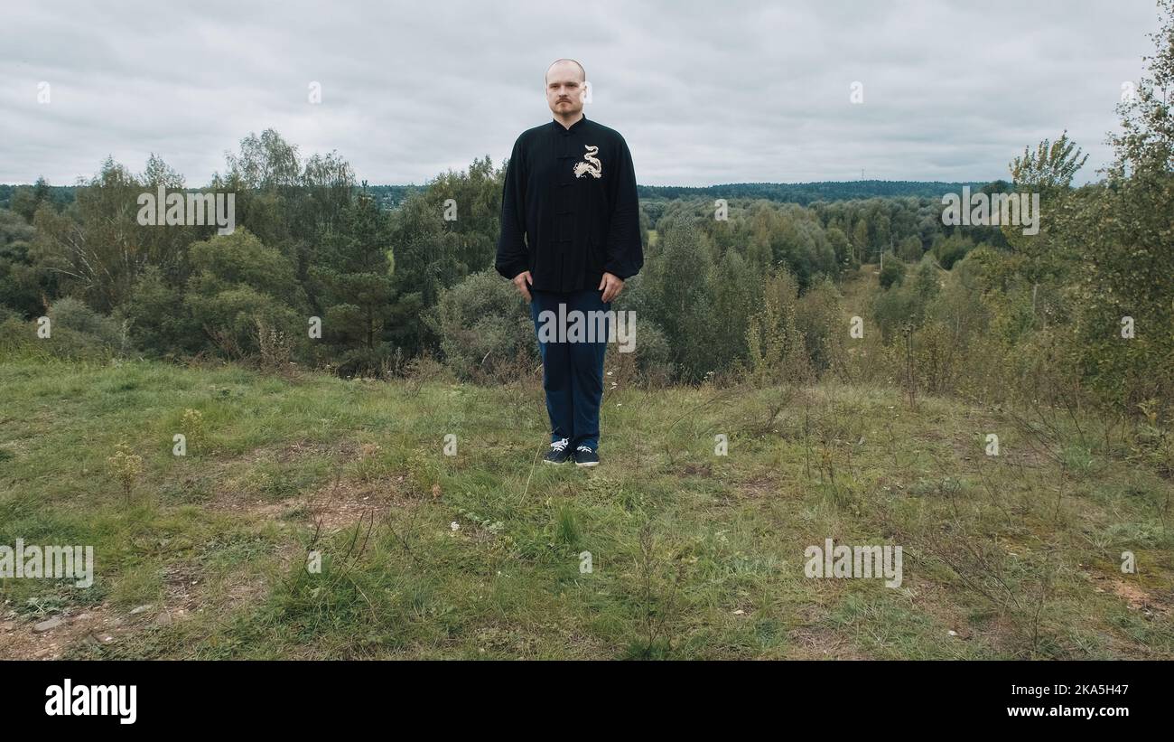 L'uomo caucasico è impegnato tradizionale cinese ginnastica qigong e tai chi Foto Stock