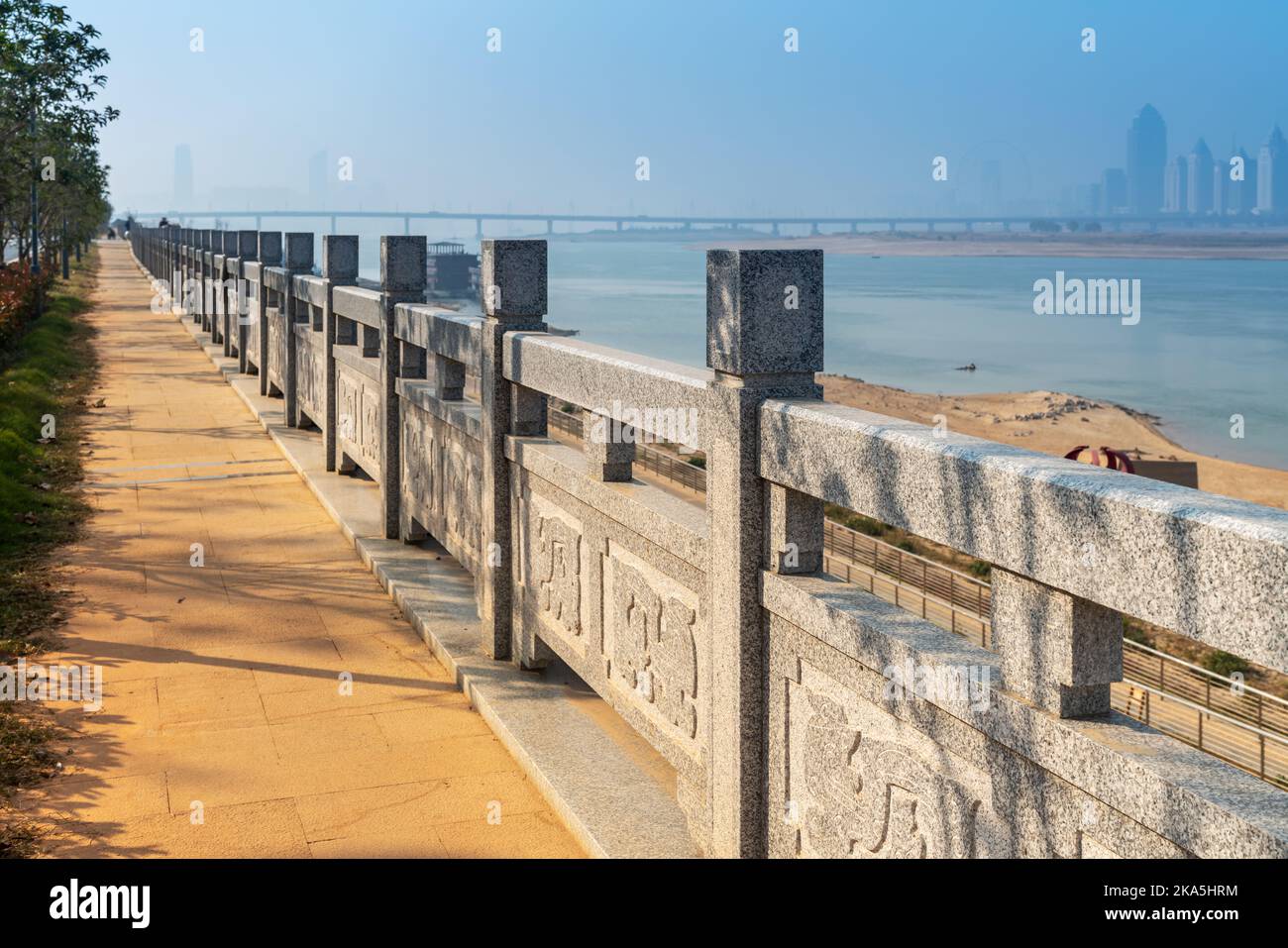 Recinzione di pietra accanto al fiume parco Foto Stock