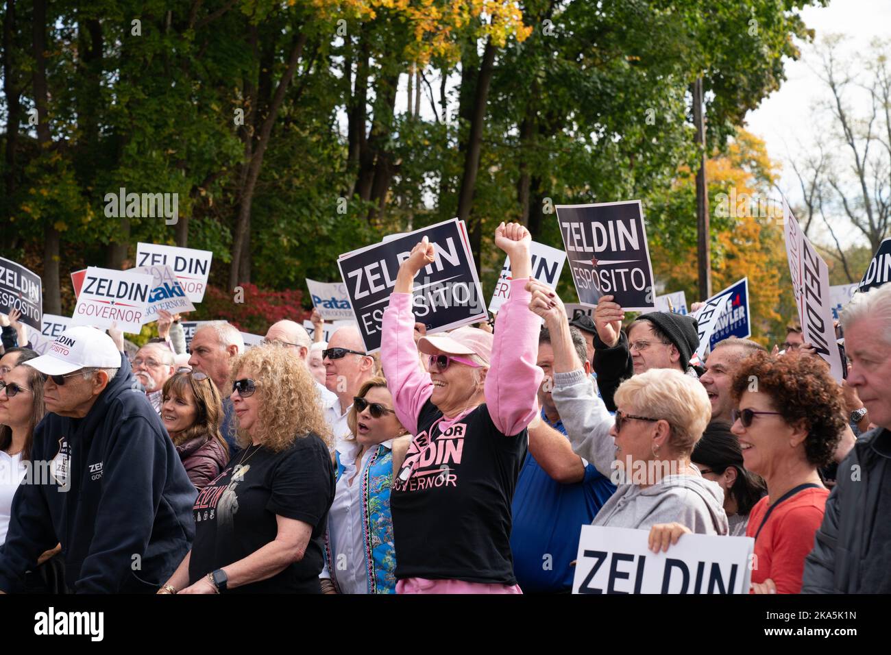 La gente partecipa alla campagna di arresto per il candidato repubblicano per il governatore di New York Lee Zeldin all'American Legion Post a Thornwood Foto Stock